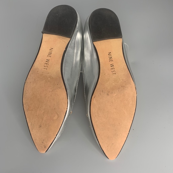 Nine West Silver Laser Cutout Flats Taupazl 1 Size 6 Gently Worn - Picture 8 of 9